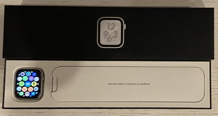 APPLE WATCH NIKE SERIE 4 CASSA 44MM 3